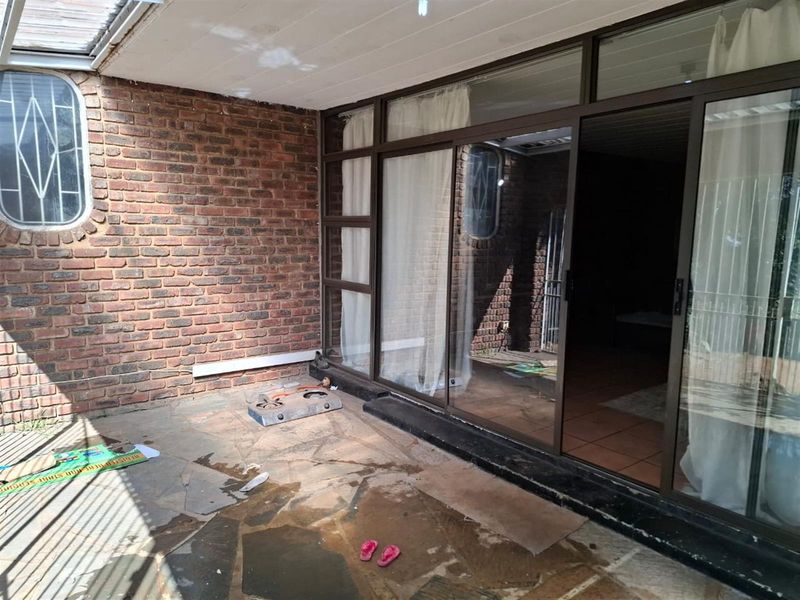 Perfect Lock-Up-and-Go - Modern Townhouse in Prime Location - Photo 5