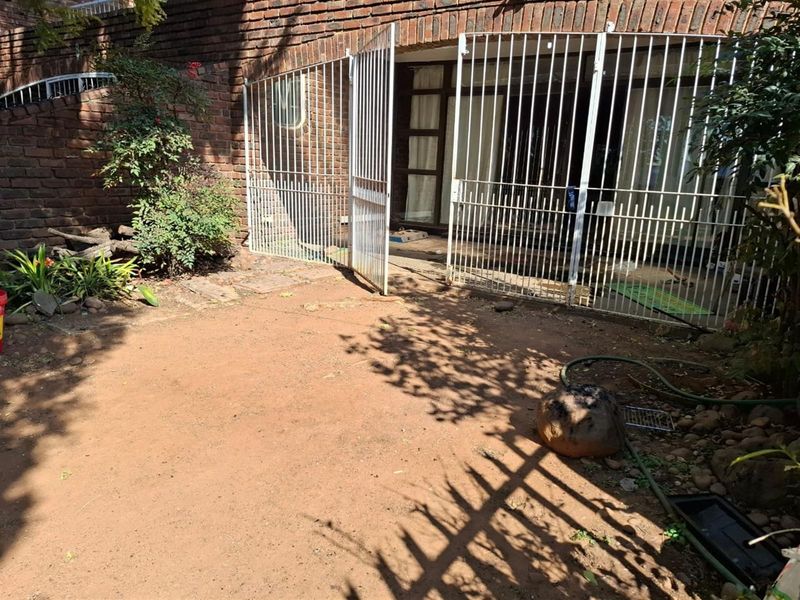 Perfect Lock-Up-and-Go - Modern Townhouse in Prime Location - Photo 4