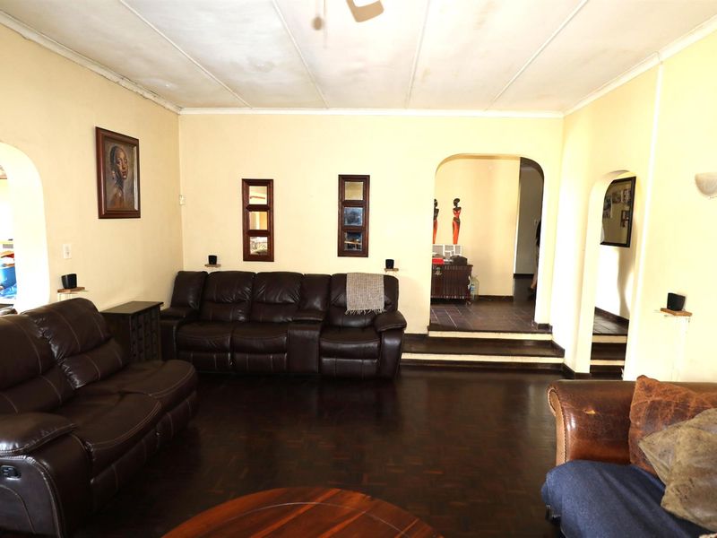 4 Bedroom House for Sale in Amanzimtoti, KwaZulu Natal - Photo 8