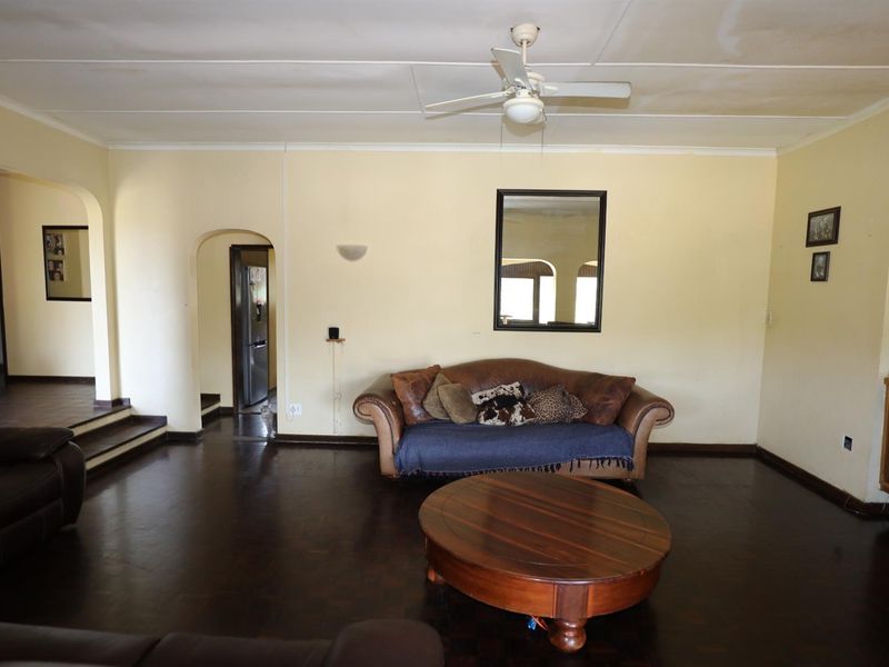 4 Bedroom House for Sale in Amanzimtoti, KwaZulu Natal - Photo 7
