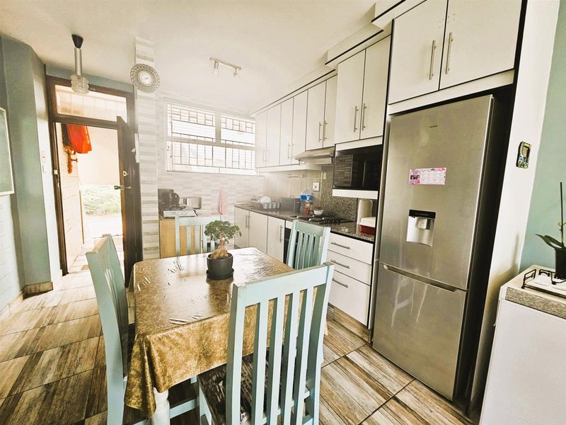 Across the road from the beach, Ballito, KwaZulu Natal - Photo 6