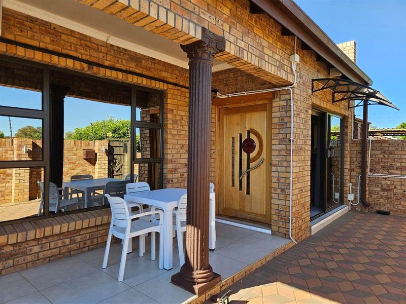 House For Sale in Riviera, Kimberley - Photo 3