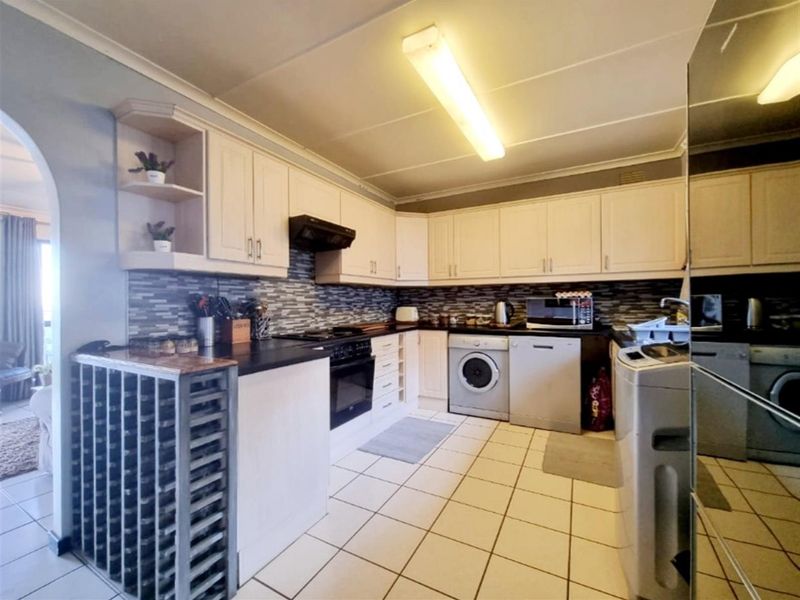 House with flat in Amanzimtoti, KwaZulu Natal - Photo 5