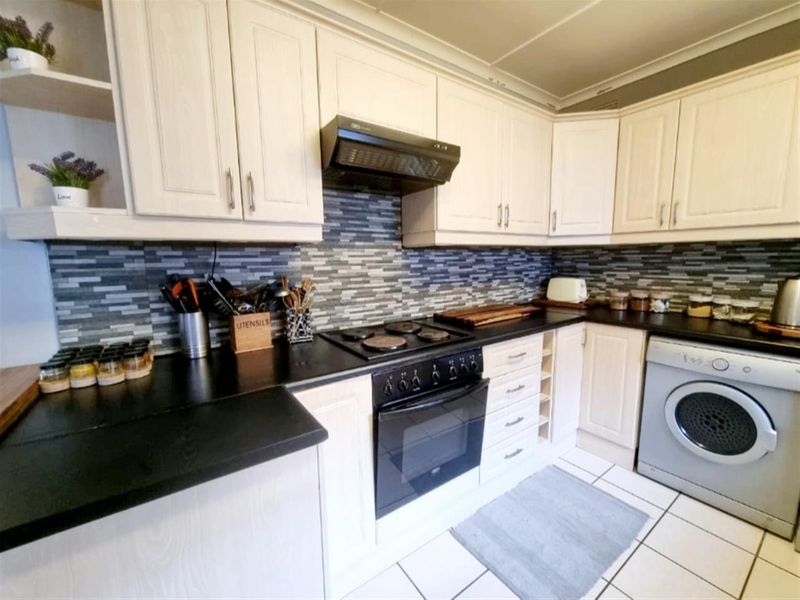 House with flat in Amanzimtoti, KwaZulu Natal - Photo 4