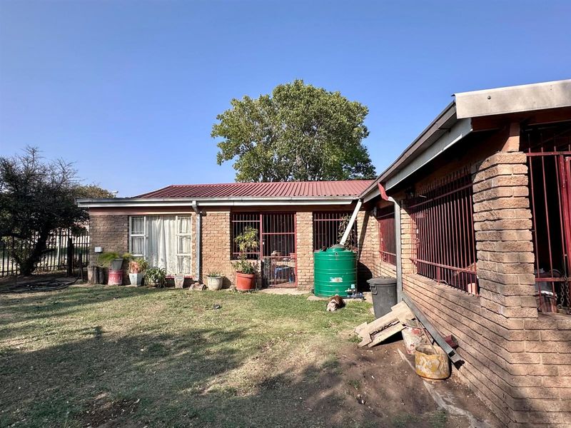 Investor’s Dream: 5-Bedroom Property Walking Distance to Majuba. - Photo 2