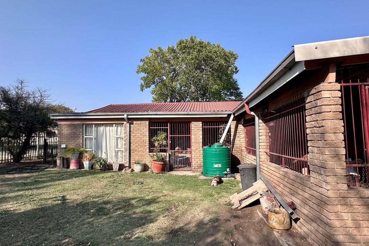 Investor’s Dream: 5-Bedroom Property Walking Distance to Majuba. - Photo 2