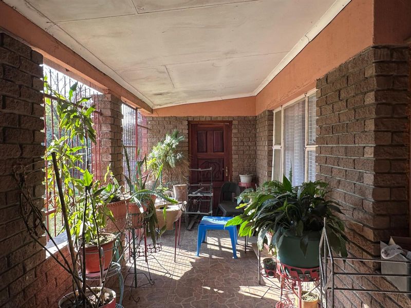 Investor’s Dream: 5-Bedroom Property Walking Distance to Majuba. - Photo 5