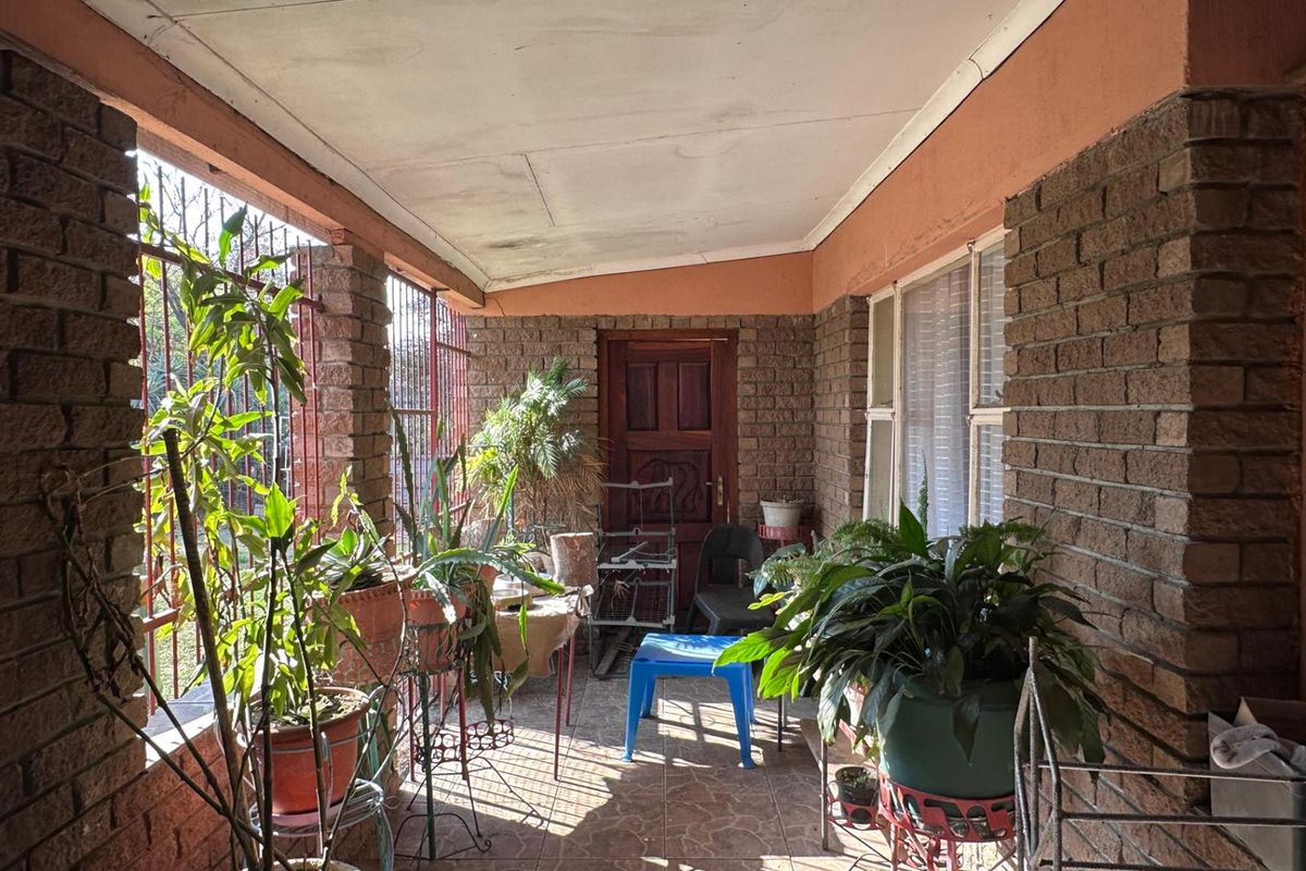 Investor’s Dream: 5-Bedroom Property Walking Distance to Majuba. - Photo 5