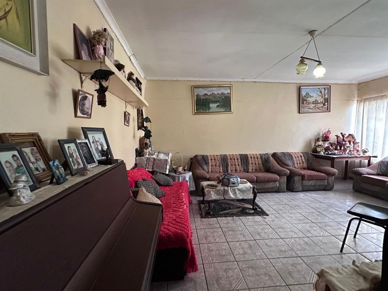 Investor’s Dream: 5-Bedroom Property Walking Distance to Majuba. - Photo 9