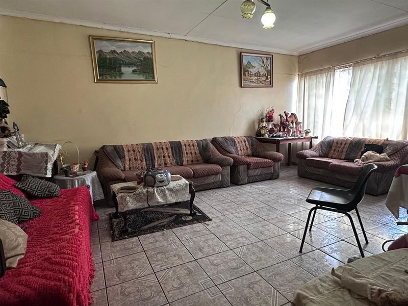Investor’s Dream: 5-Bedroom Property Walking Distance to Majuba. - Photo 10