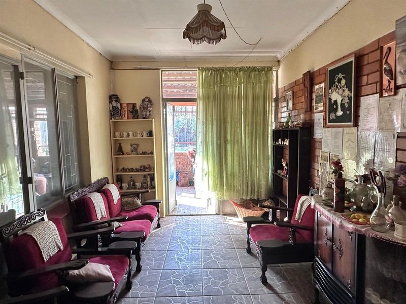 Investor’s Dream: 5-Bedroom Property Walking Distance to Majuba. - Photo 8