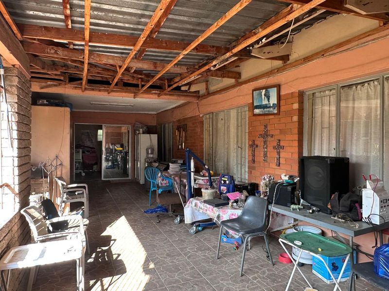 Investor’s Dream: 5-Bedroom Property Walking Distance to Majuba. - Photo 3