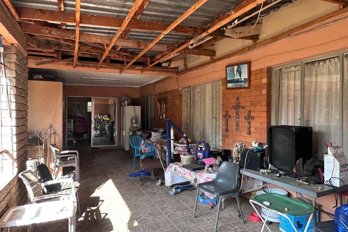 Investor’s Dream: 5-Bedroom Property Walking Distance to Majuba. - Photo 3