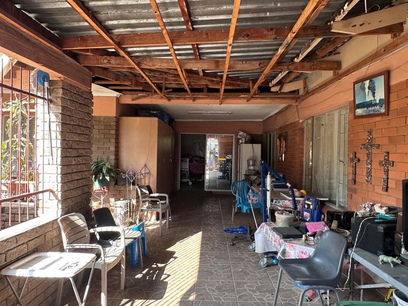 Investor’s Dream: 5-Bedroom Property Walking Distance to Majuba. - Photo 4