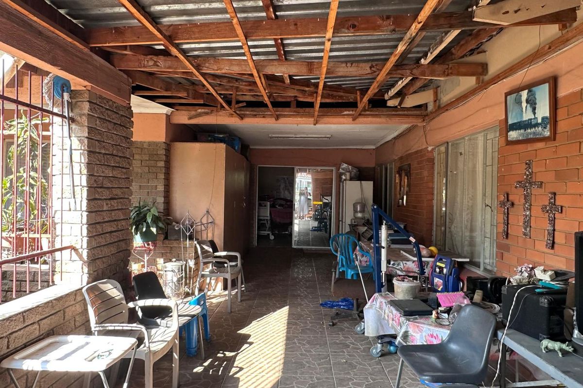 Investor’s Dream: 5-Bedroom Property Walking Distance to Majuba. - Photo 4