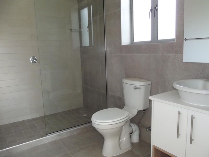 Brand new! Easy living in a secure, 24/7 guarded estate! - Photo 9