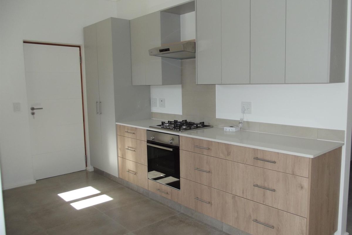 Brand new! Easy living in a secure, 24/7 guarded estate! - Photo 4