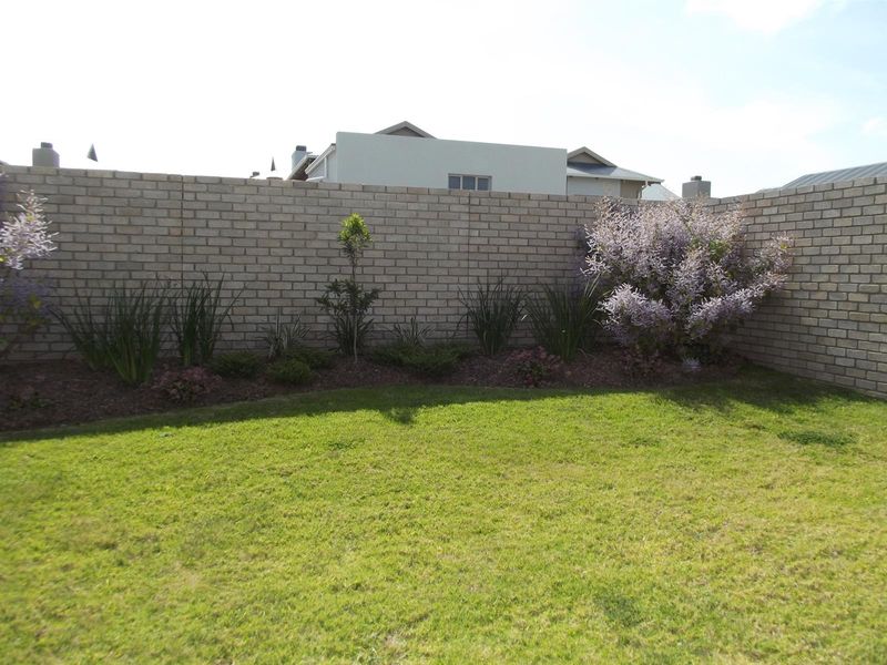 Brand new! Easy living in a secure, 24/7 guarded estate! - Photo 3