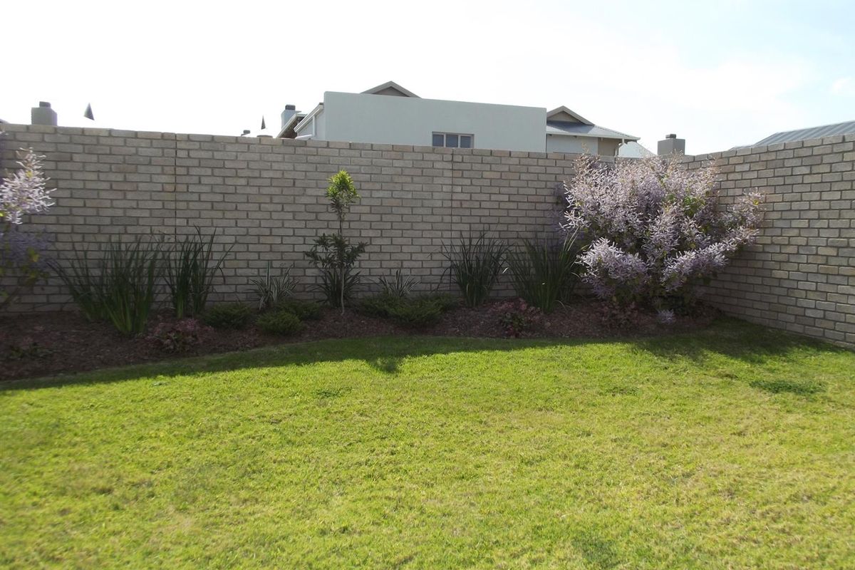 Brand new! Easy living in a secure, 24/7 guarded estate! - Photo 3