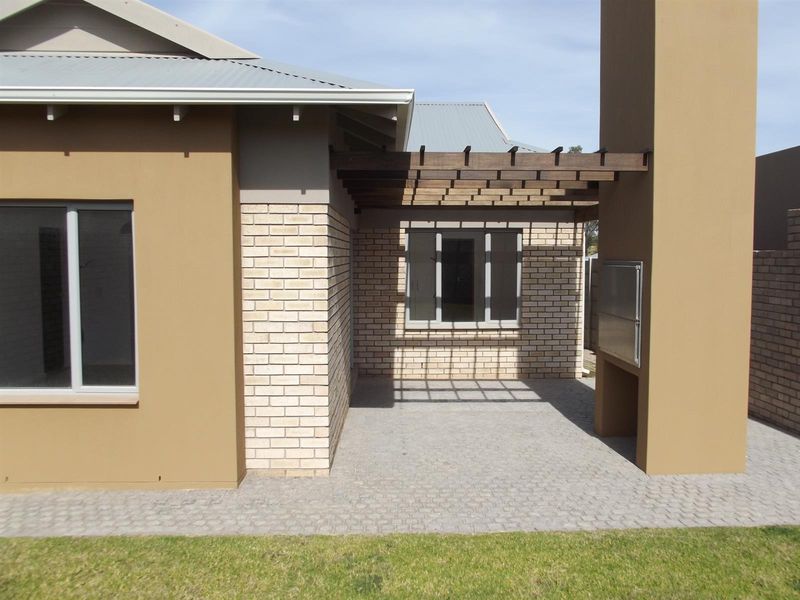 Brand new! Easy living in a secure, 24/7 guarded estate! - Photo 2