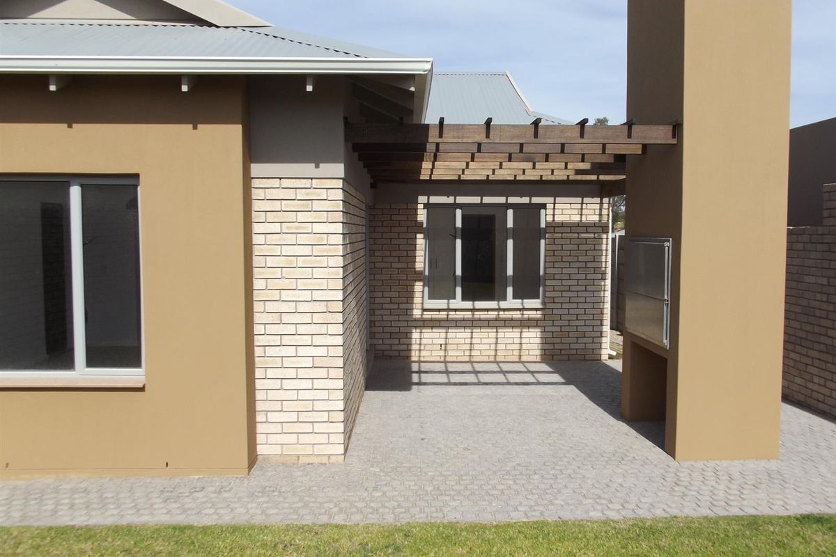 Brand new! Easy living in a secure, 24/7 guarded estate! - Photo 2