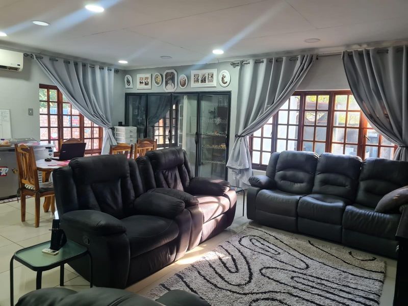 4 bedroom house with lots of space in Burgersfort for sale - Photo 8