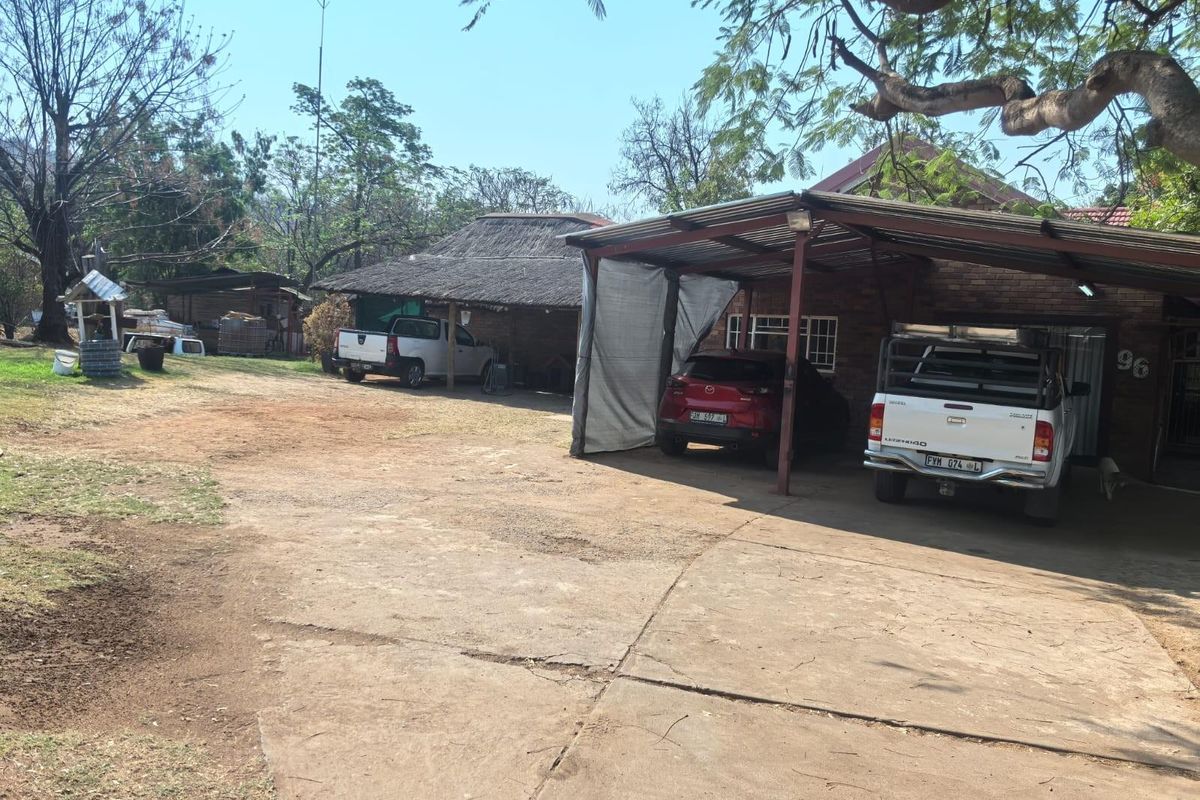 Bargain:  4 bedroom house with lots of space in Burgersfort for sale - Photo 4