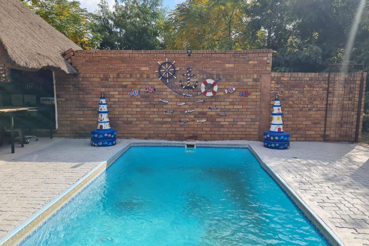 Bargain:  4 bedroom house with lots of space in Burgersfort for sale - Photo 5