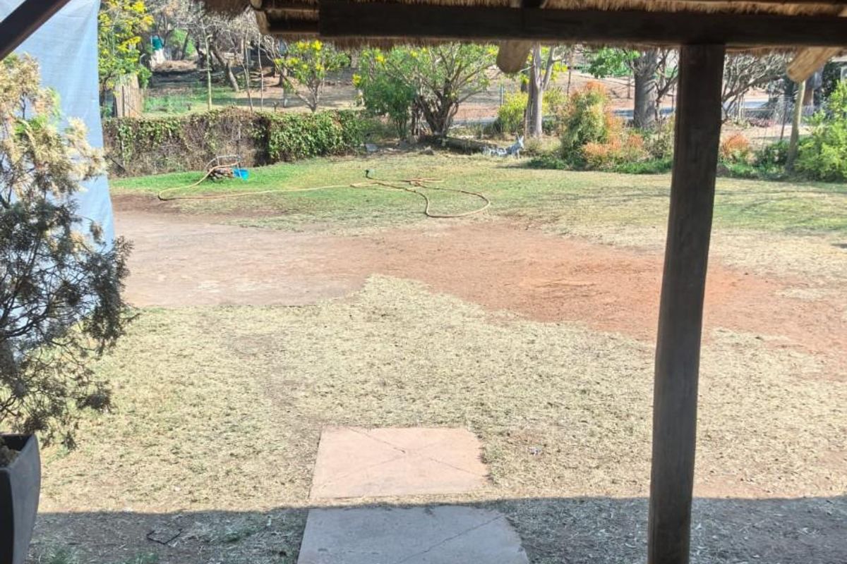 Bargain:  4 bedroom house with lots of space in Burgersfort for sale - Photo 2