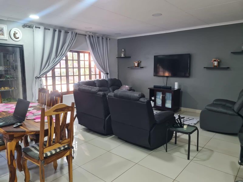 4 bedroom house with lots of space in Burgersfort for sale - Photo 7