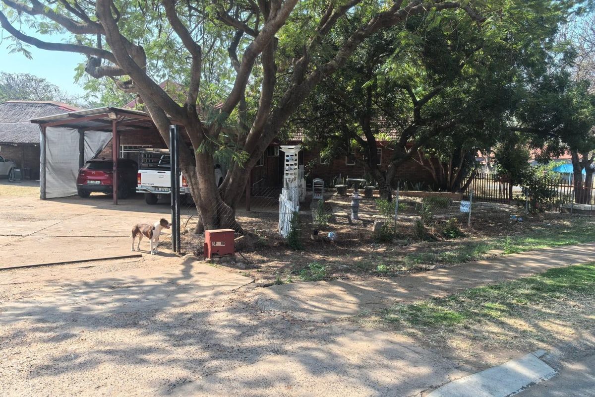 Bargain:  4 bedroom house with lots of space in Burgersfort for sale - Photo 3