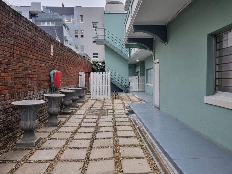 Ground-Floor Bachelor Apartment in the Heart of Sea Point - Photo 7