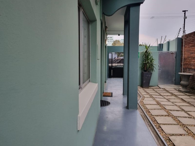 Ground-Floor Bachelor Apartment in the Heart of Sea Point - Photo 6