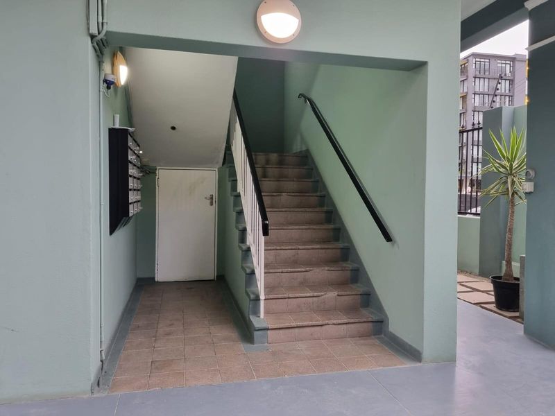 Ground-Floor Bachelor Apartment in the Heart of Sea Point - Photo 4