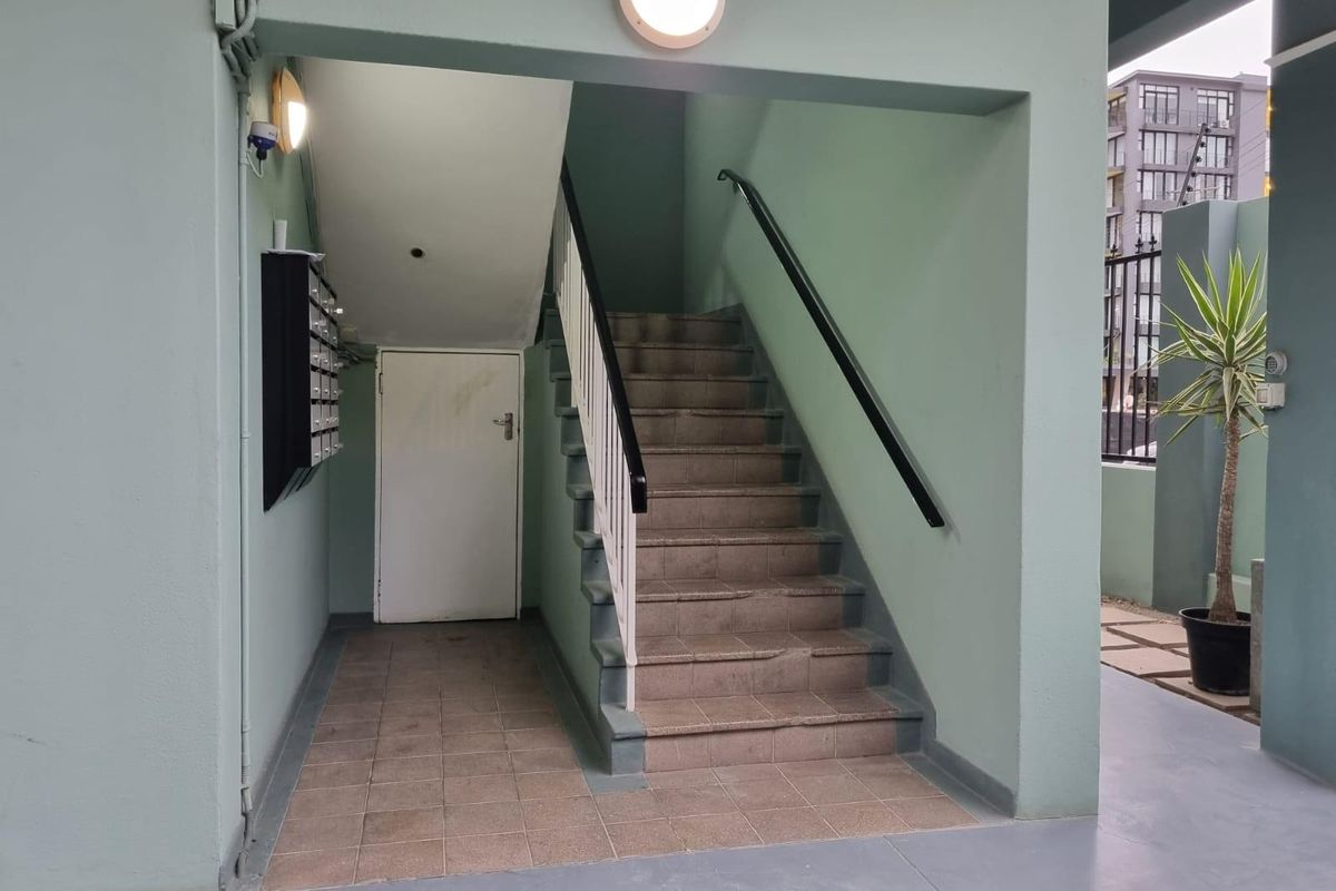 Ground-Floor Bachelor Apartment in the Heart of Sea Point - Photo 4