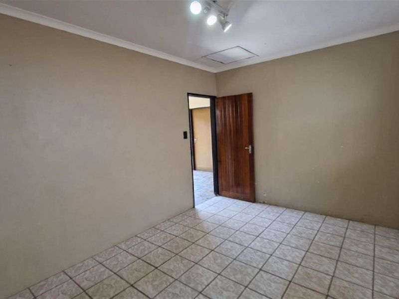 Spacious Family Home with Granny Flats, Hillcrest, KwaZulu Natal - Photo 10