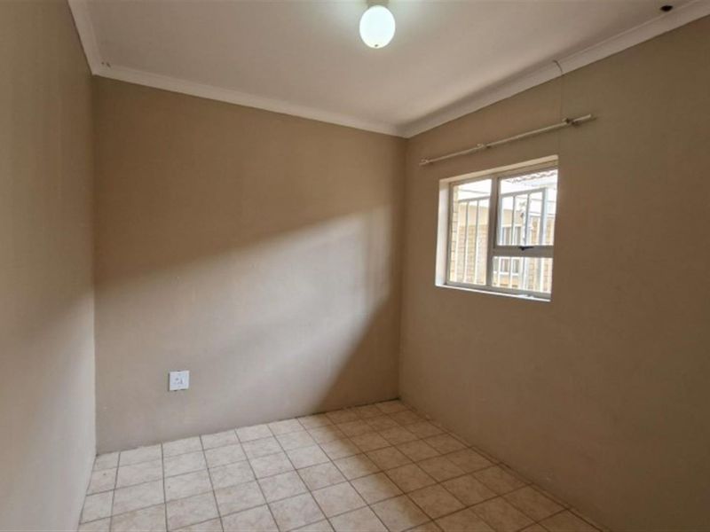 Spacious Family Home with Granny Flats, Hillcrest, KwaZulu Natal - Photo 9