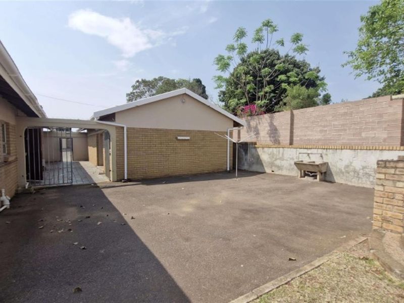 Spacious Family Home with Granny Flats, Hillcrest, KwaZulu Natal - Photo 8