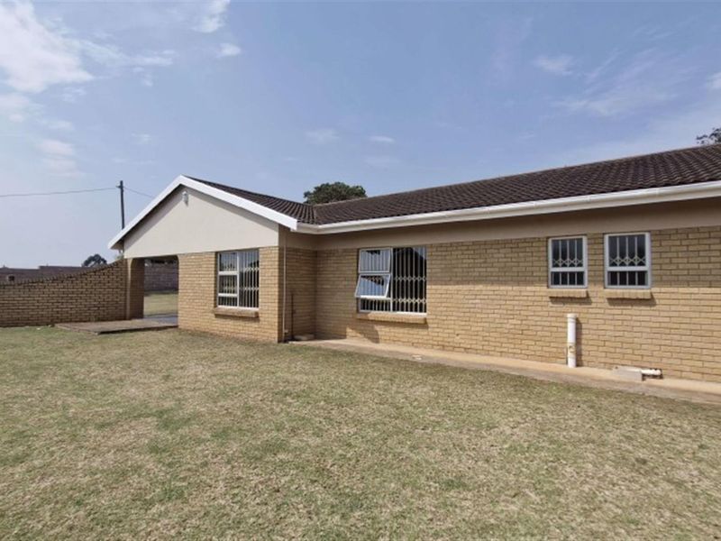 Spacious Family Home with Granny Flats, Hillcrest, KwaZulu Natal - Photo 6