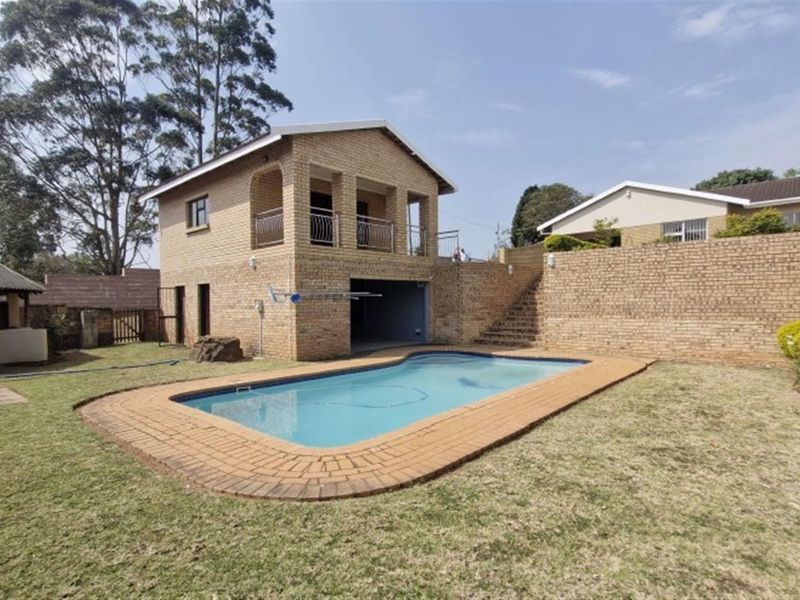 Spacious Family Home with Granny Flats, Hillcrest, KwaZulu Natal - Photo 2