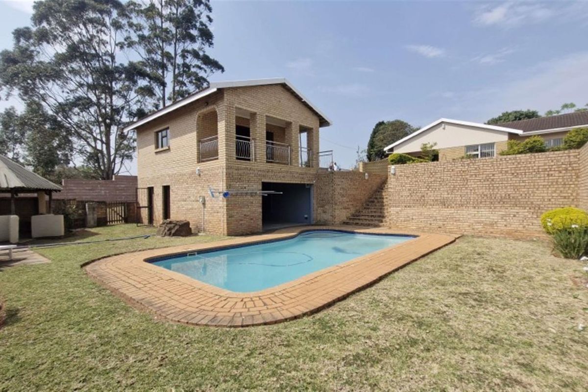 Spacious Family Home with Granny Flats, Hillcrest, KwaZulu Natal - Photo 2