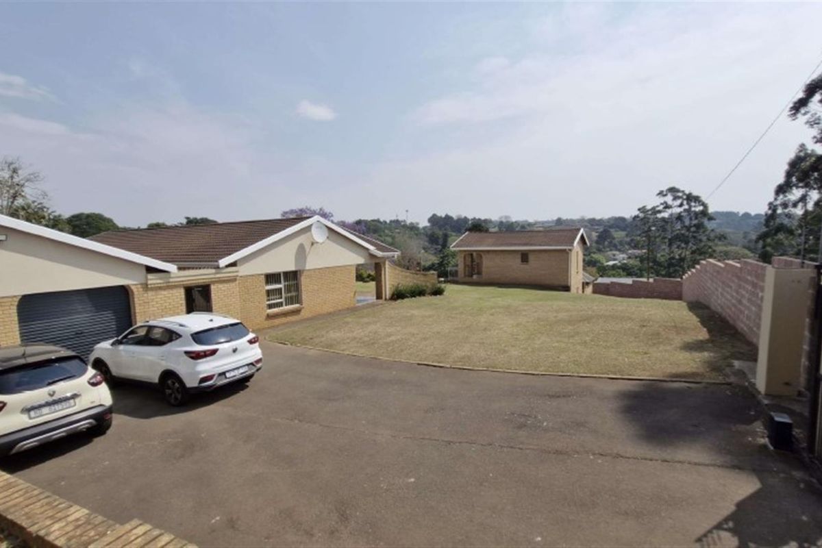 Spacious Family Home with Granny Flats, Hillcrest, KwaZulu Natal - Photo 3