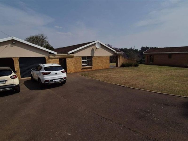 Spacious Family Home with Granny Flats, Hillcrest, KwaZulu Natal - Photo 4