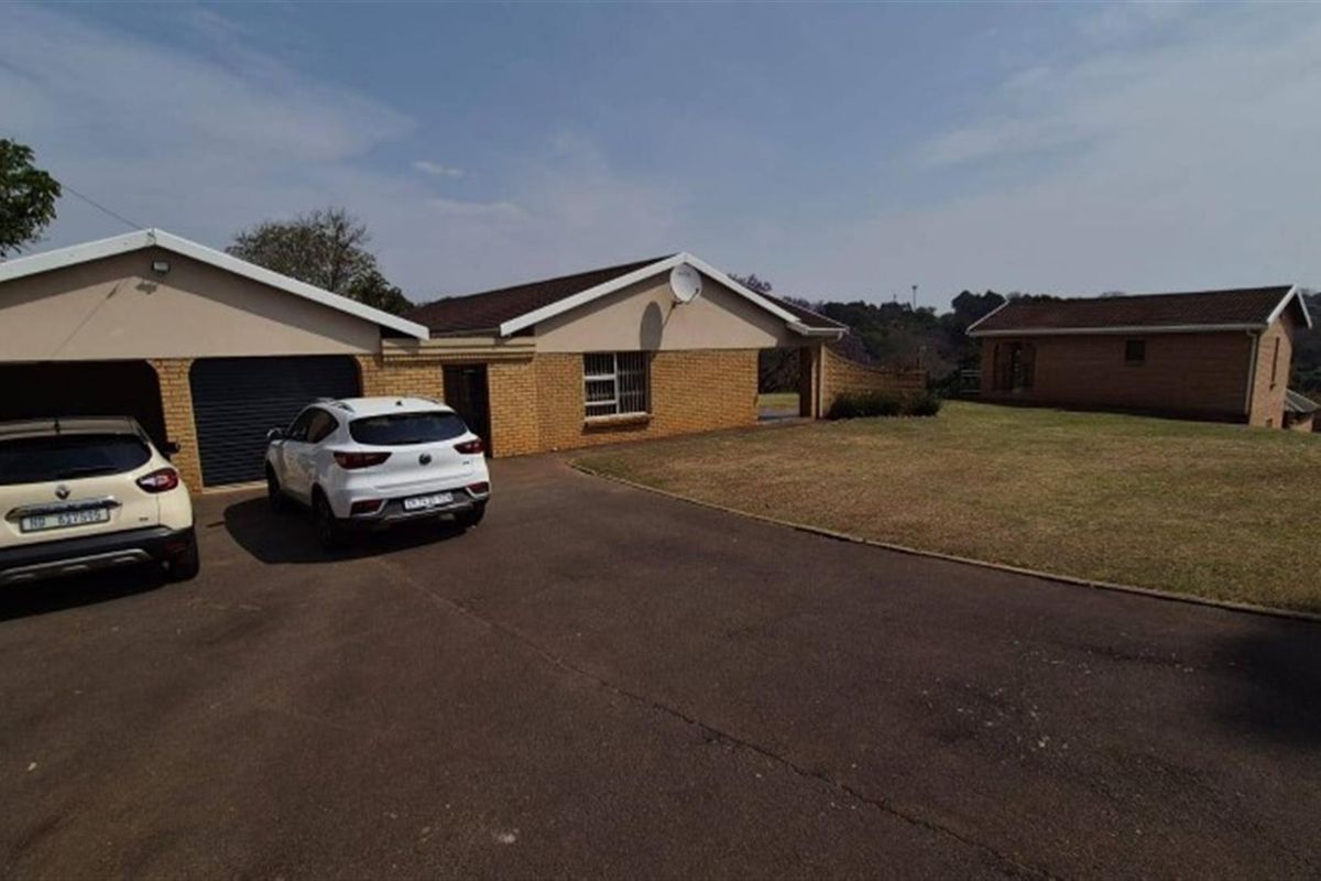 Spacious Family Home with Granny Flats, Hillcrest, KwaZulu Natal - Photo 4