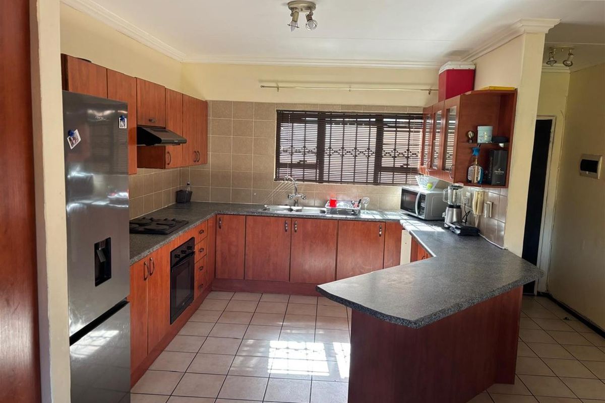 Apartment For Sale in Winchester Hills, Johannesburg - Photo 2