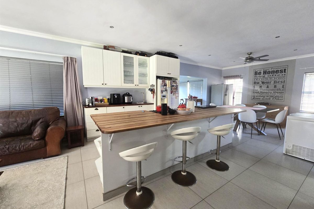 Dream family home for sale in stunning old Meer En See, Richards Bay, KwaZulu Natal - Photo 2