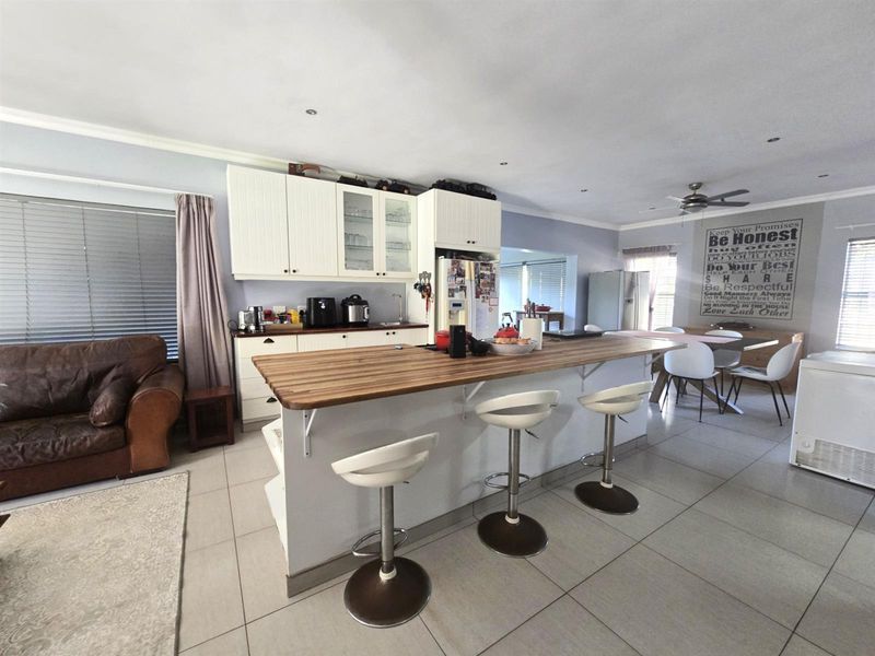 Dream family home for sale in stunning old Meer En See, Richards Bay, KwaZulu Natal - Photo 2