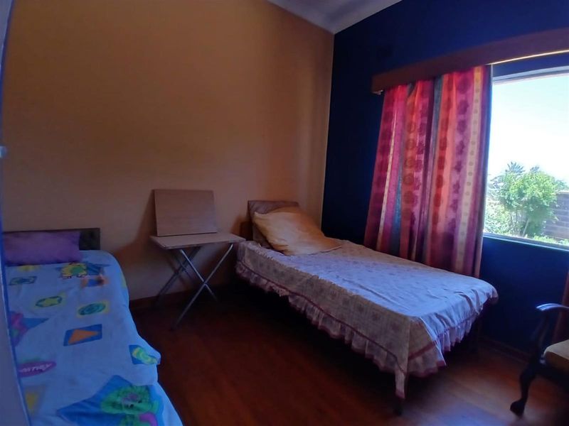 Spacious Family Home with Dual Lofts Expansive Yard - Photo 10