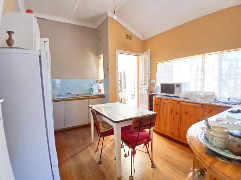 Spacious Family Home with Dual Lofts Expansive Yard - Photo 7