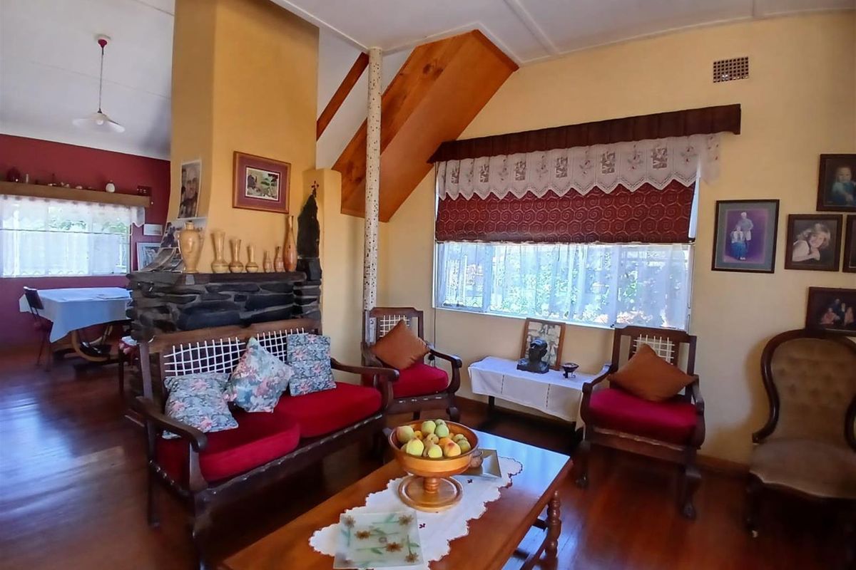 Spacious Family Home with Dual Lofts Expansive Yard - Photo 5